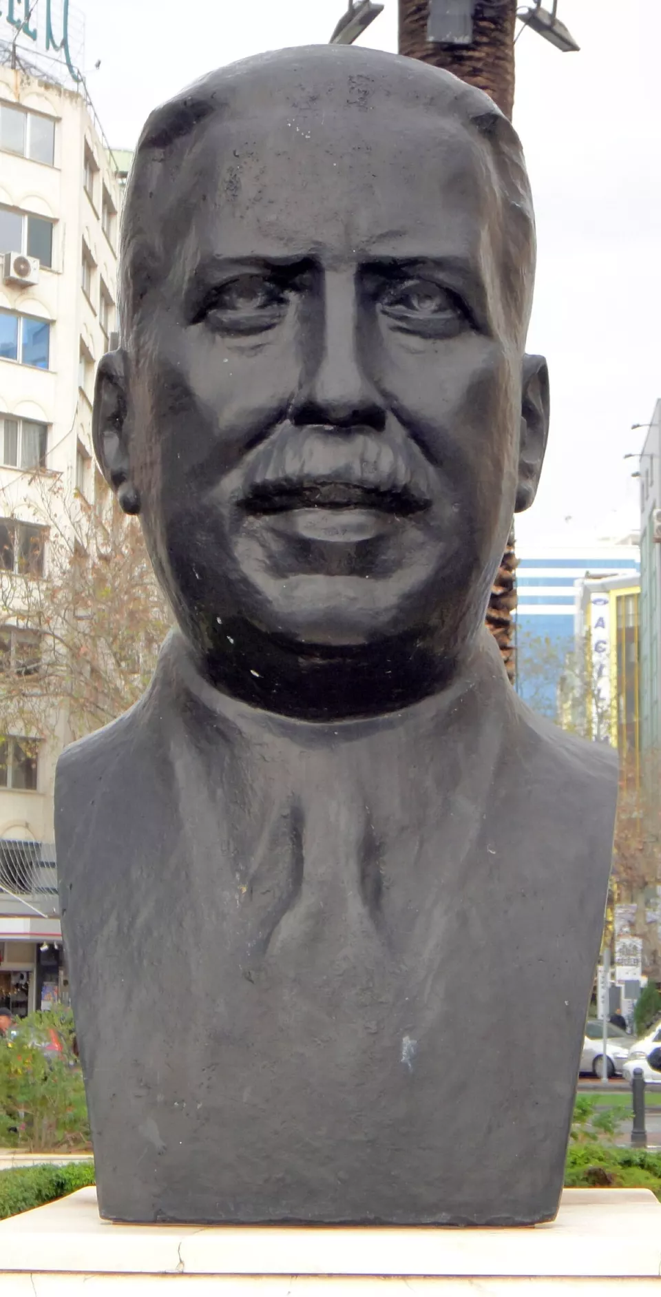 Kâzım Dirik büstü, İzmir