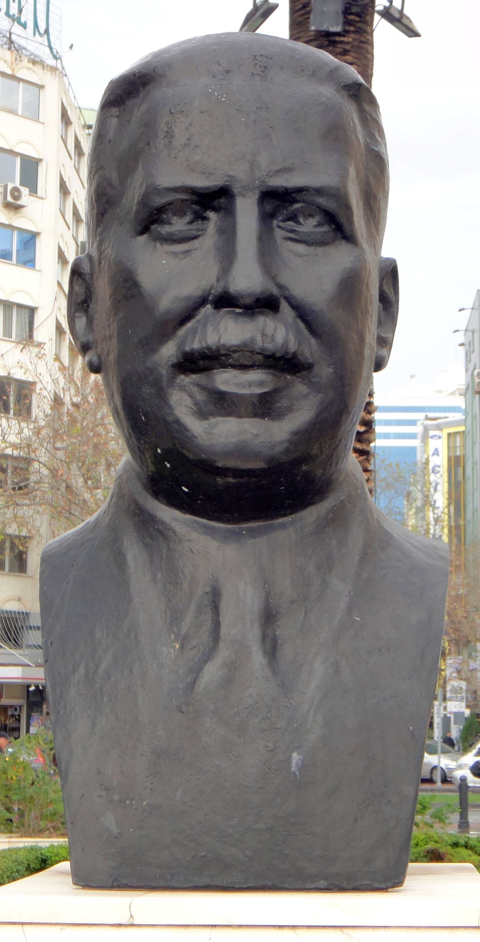 Kâzım Dirik büstü, İzmir