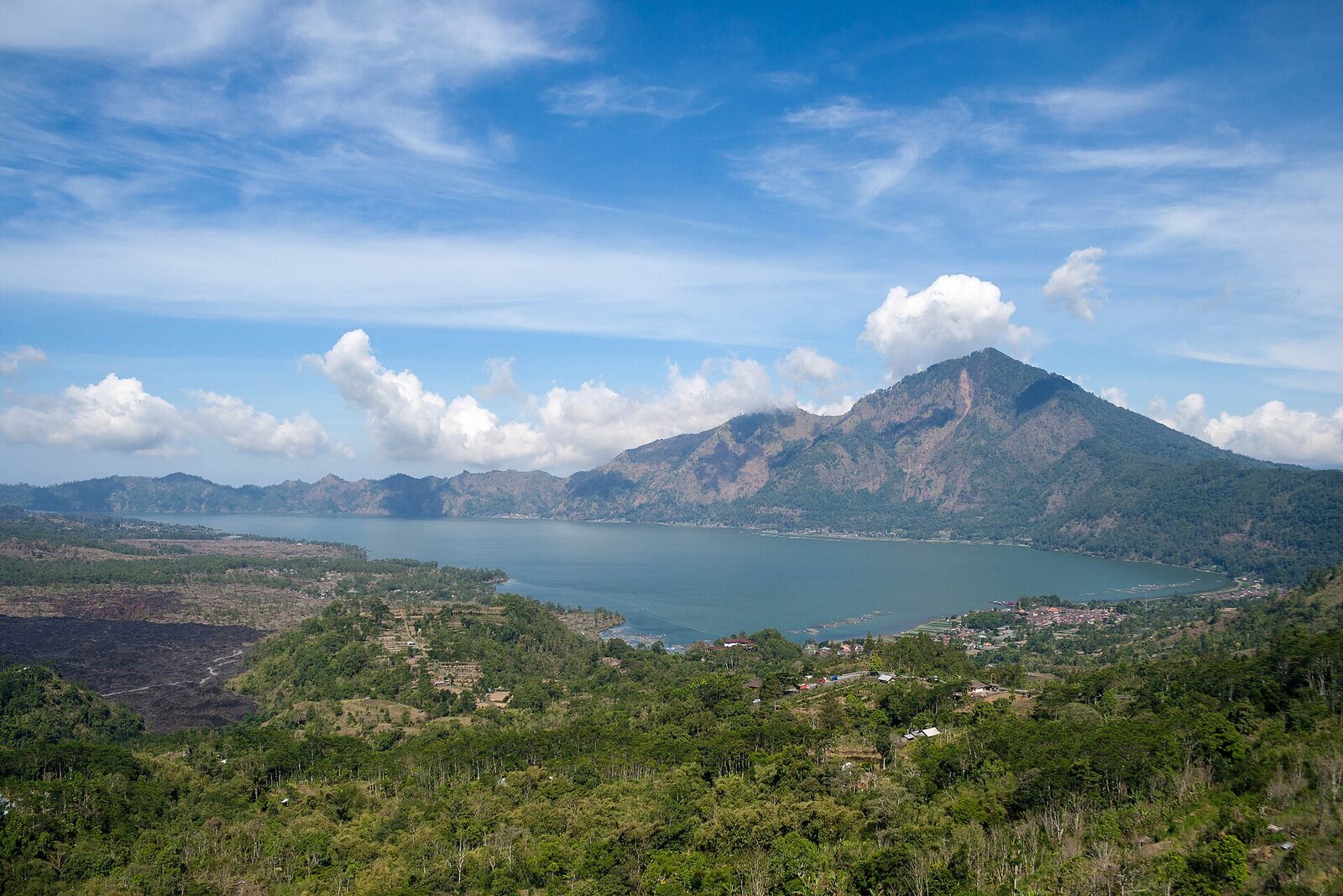 Batur Gölü ve Abang Dağı