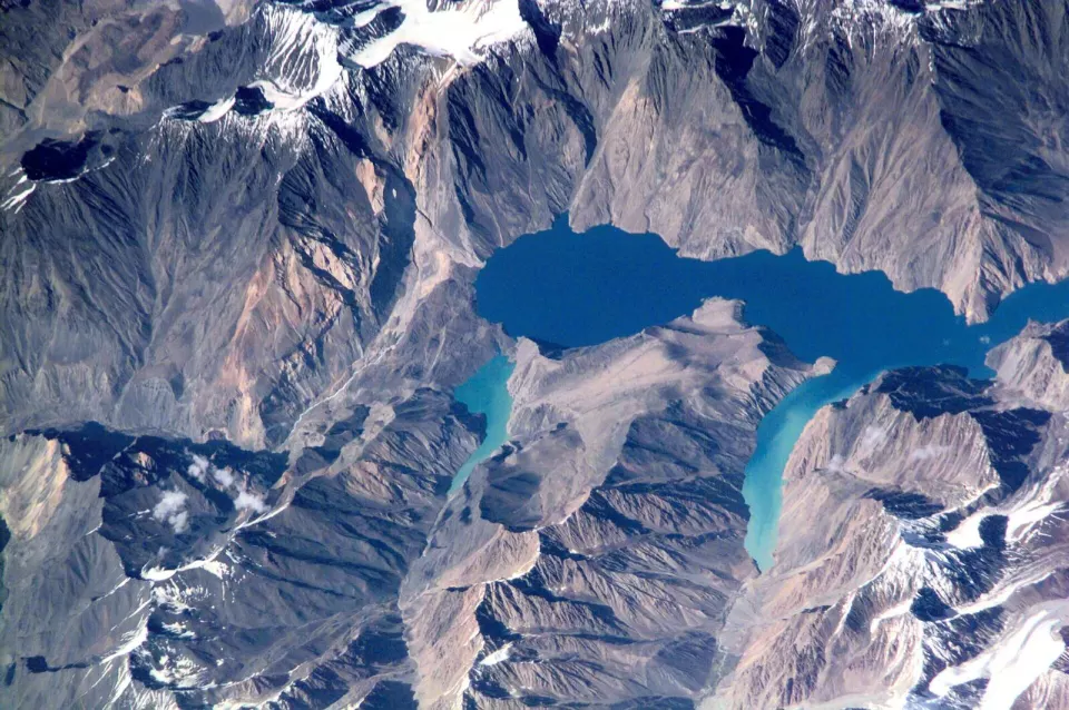Uzaydan Sarez Gölü ve Pamir dağları