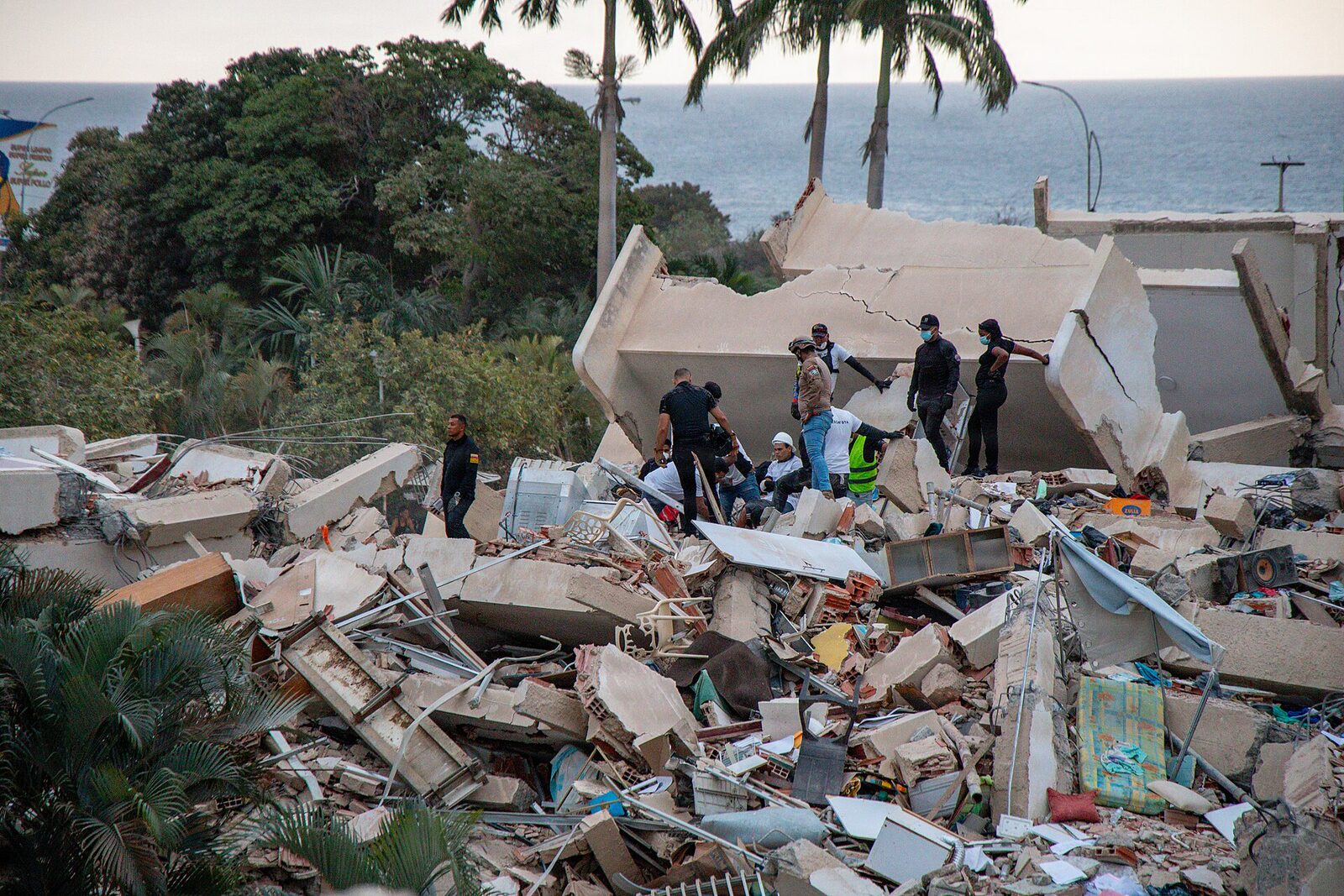 La Guaira'da enkazda arama kurtarma