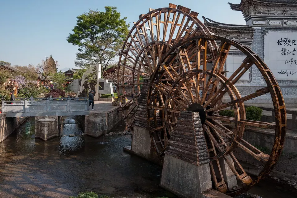 Lijiang eski kenti girişindeki su çarkı