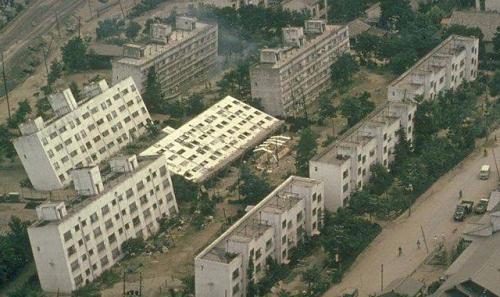 Niigata'da yan yatmış apartman blokları, 1964