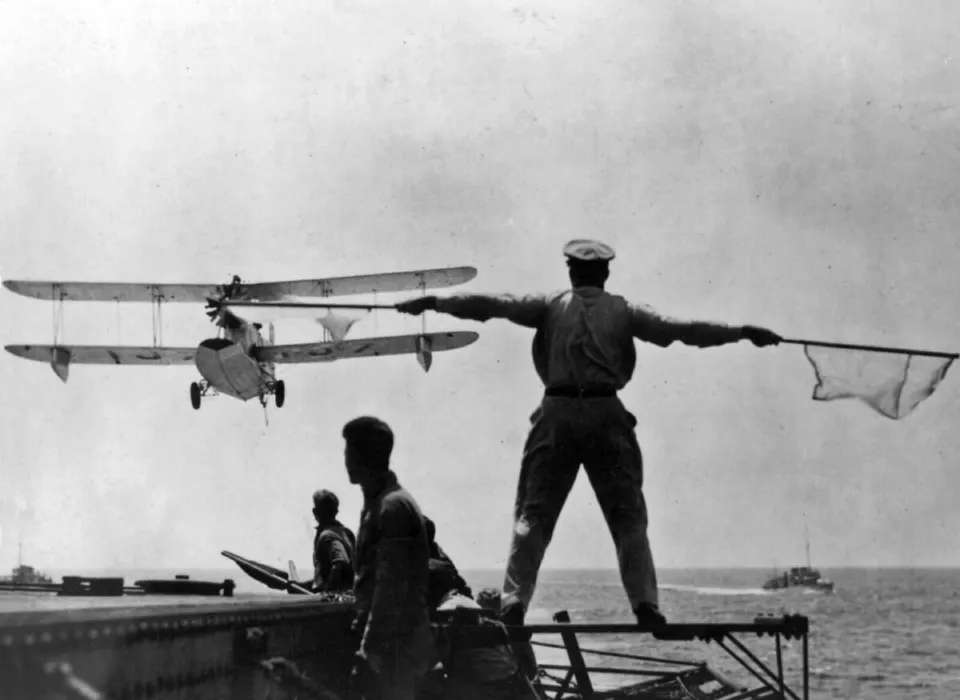 USS Lexington'a inen amfibi uçak