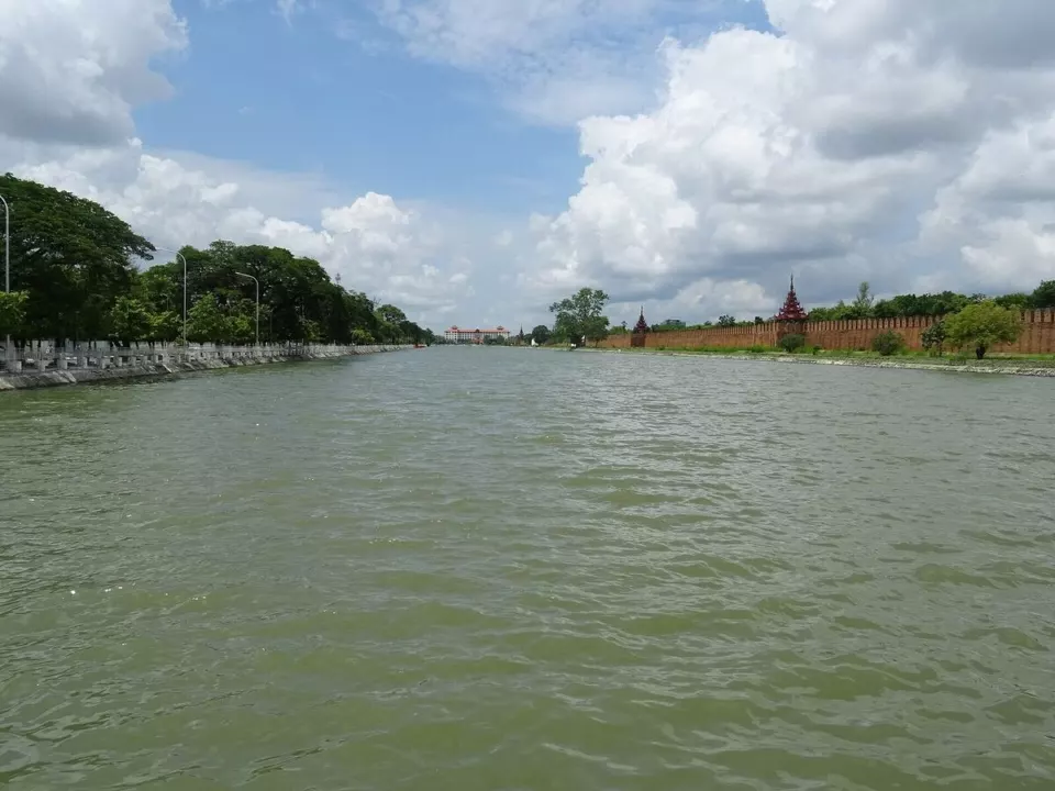 Mandalay Sarayı hendeği