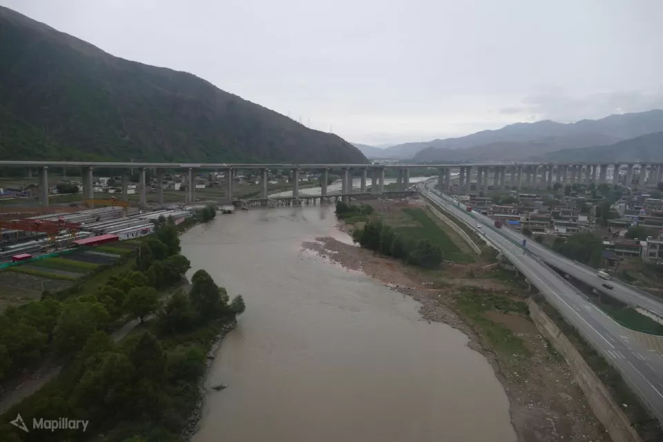 Bailong Nehri vadisi ve otoyol köprüleri