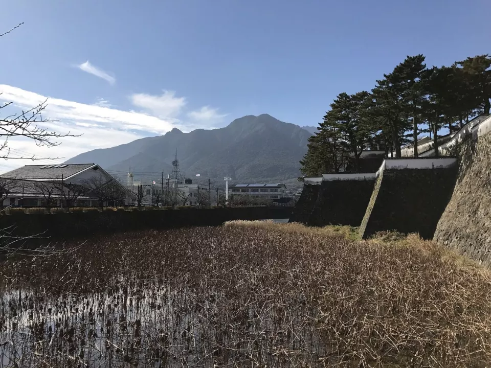 Shimabara Kalesi hendeği ve Mayuyama dağı