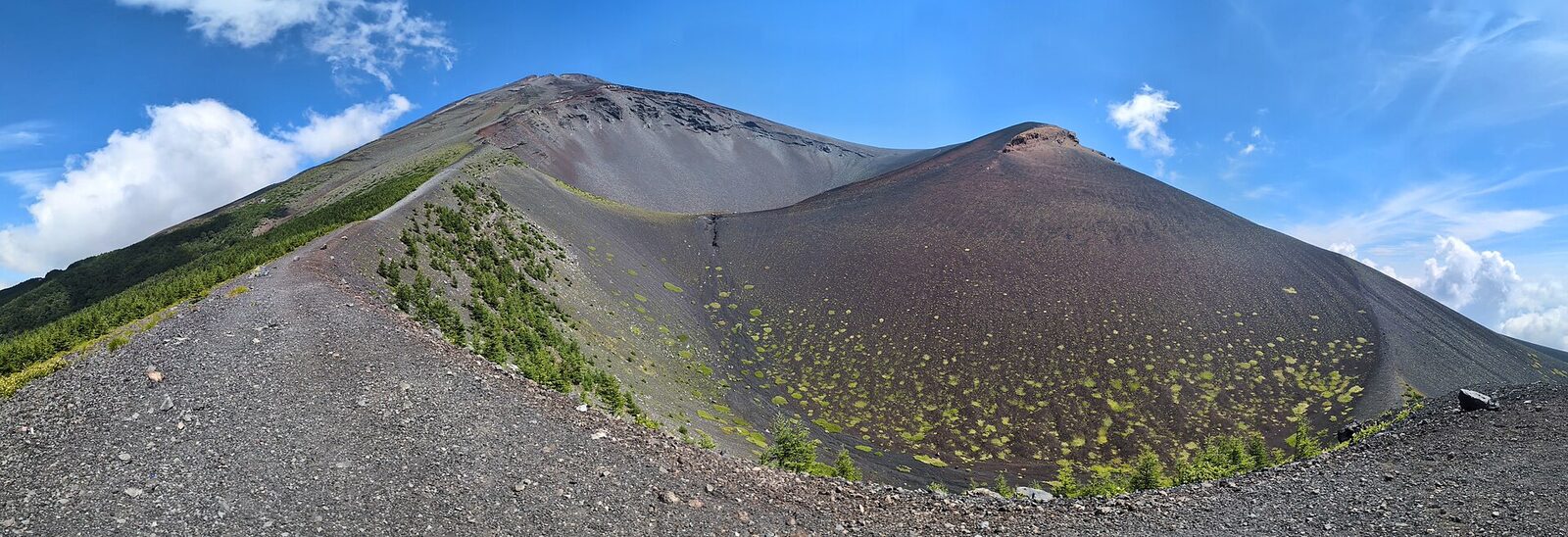 Fuji Dağı ve yamacındaki Hōei Dağı
