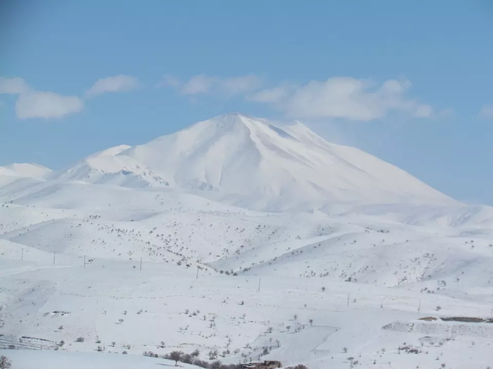 Karla kaplı Sahand Dağı