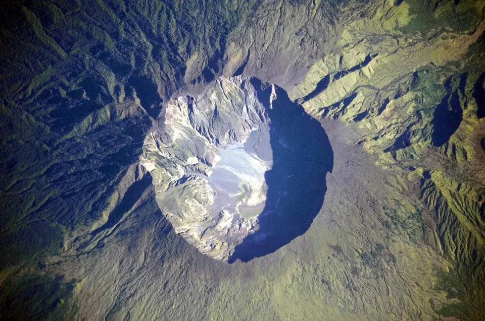 Sumbava adasındaki Tambora Yanardağı'nın kalderası