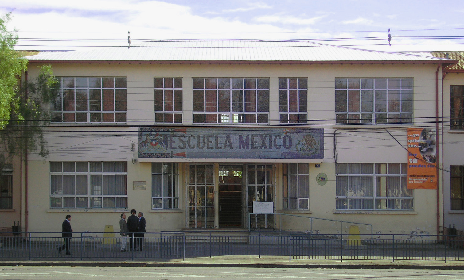 Escuela México'nun cephesindeki duvar resimleri