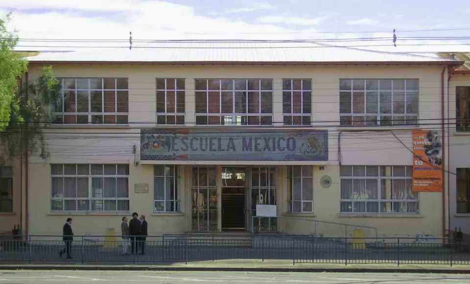 Escuela México'nun cephesindeki duvar resimleri