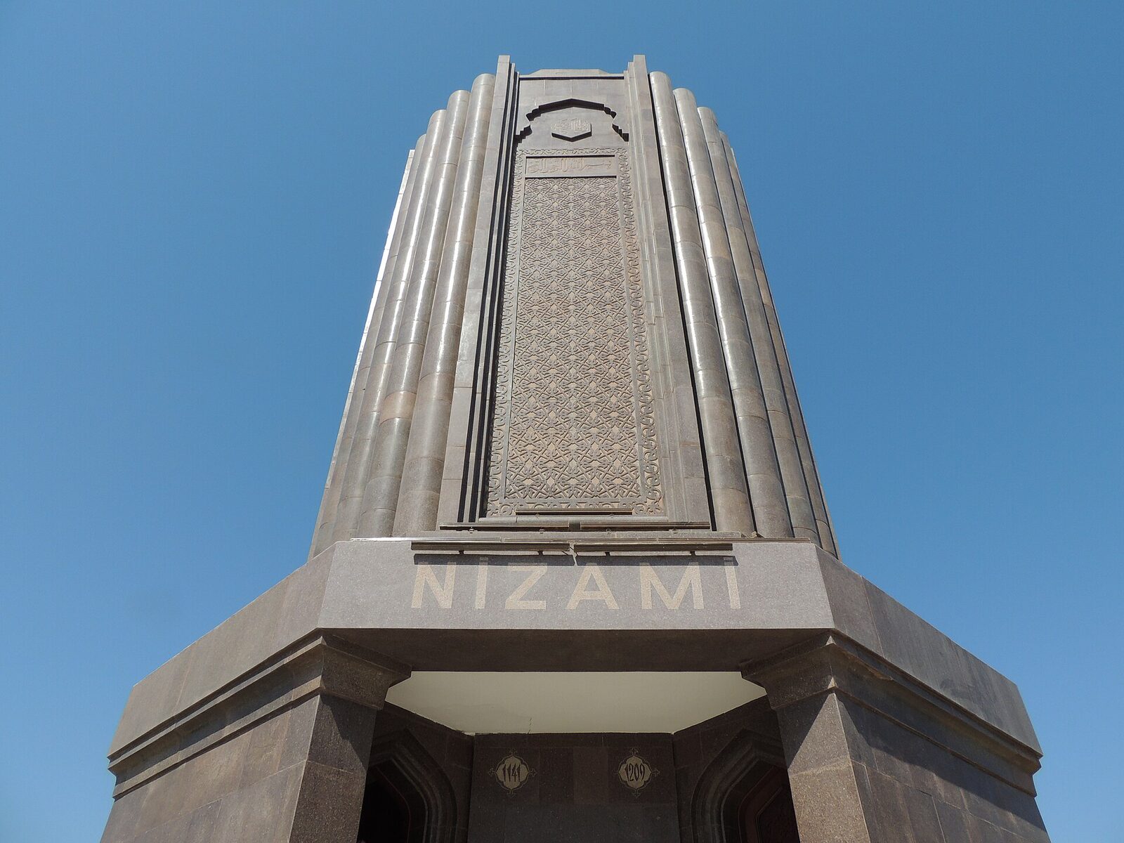 Nizami Gencevi türbesi