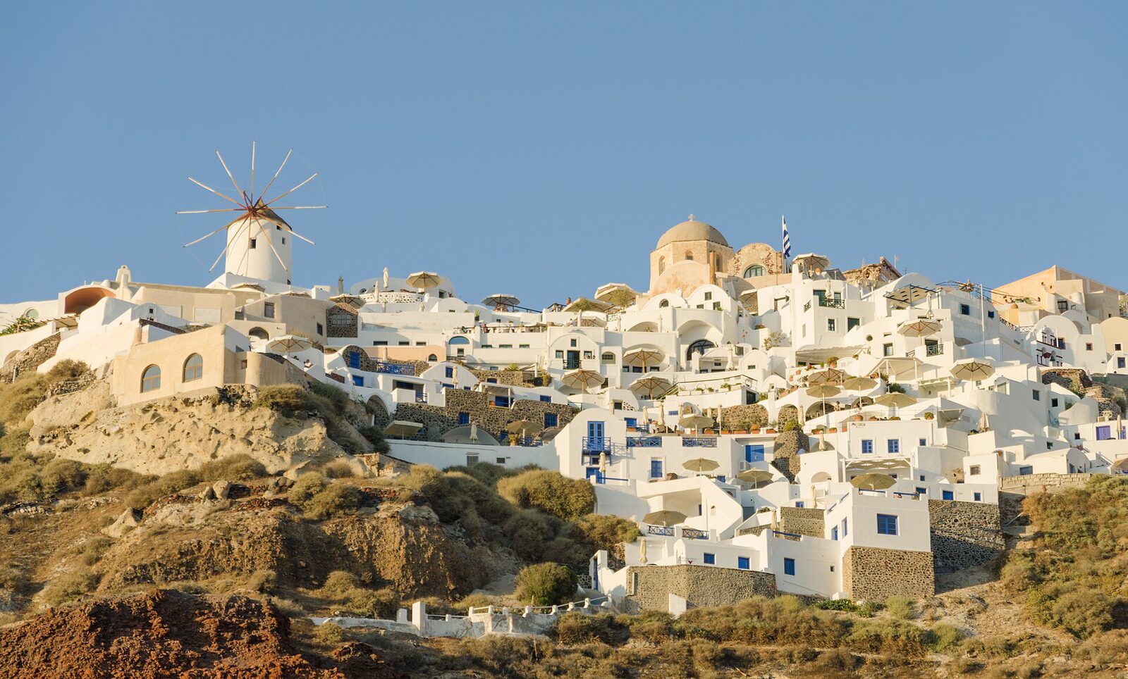 Santorini'de Oia köyü ve kaldera