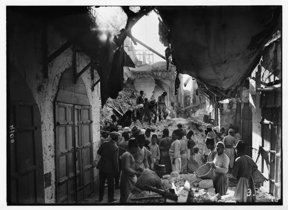 1927 depreminden sonra Nablus'ta yıkıntıyla dolu sokak