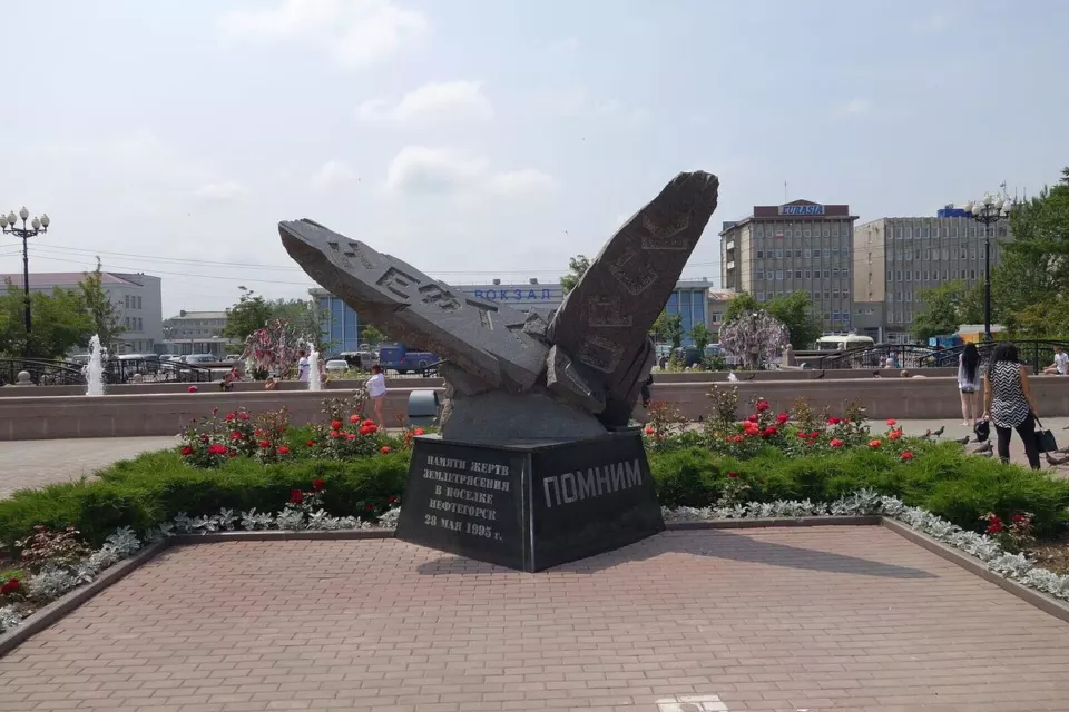 Yujno-Sahalinsk'teki Neftegorsk depremi anıtı