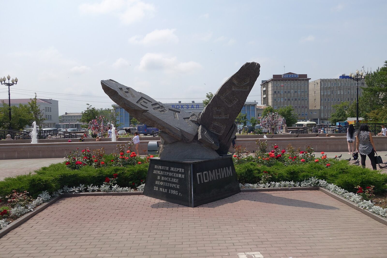 Yujno-Sahalinsk'teki Neftegorsk depremi anıtı