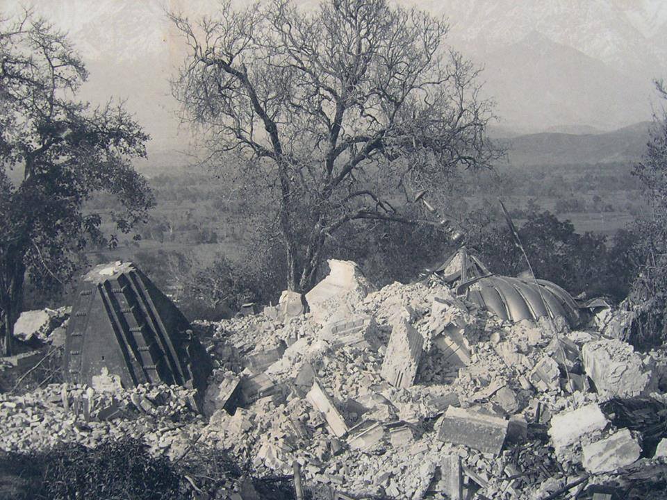 1905 depreminde yıkılan Bajreşvari tapınağı