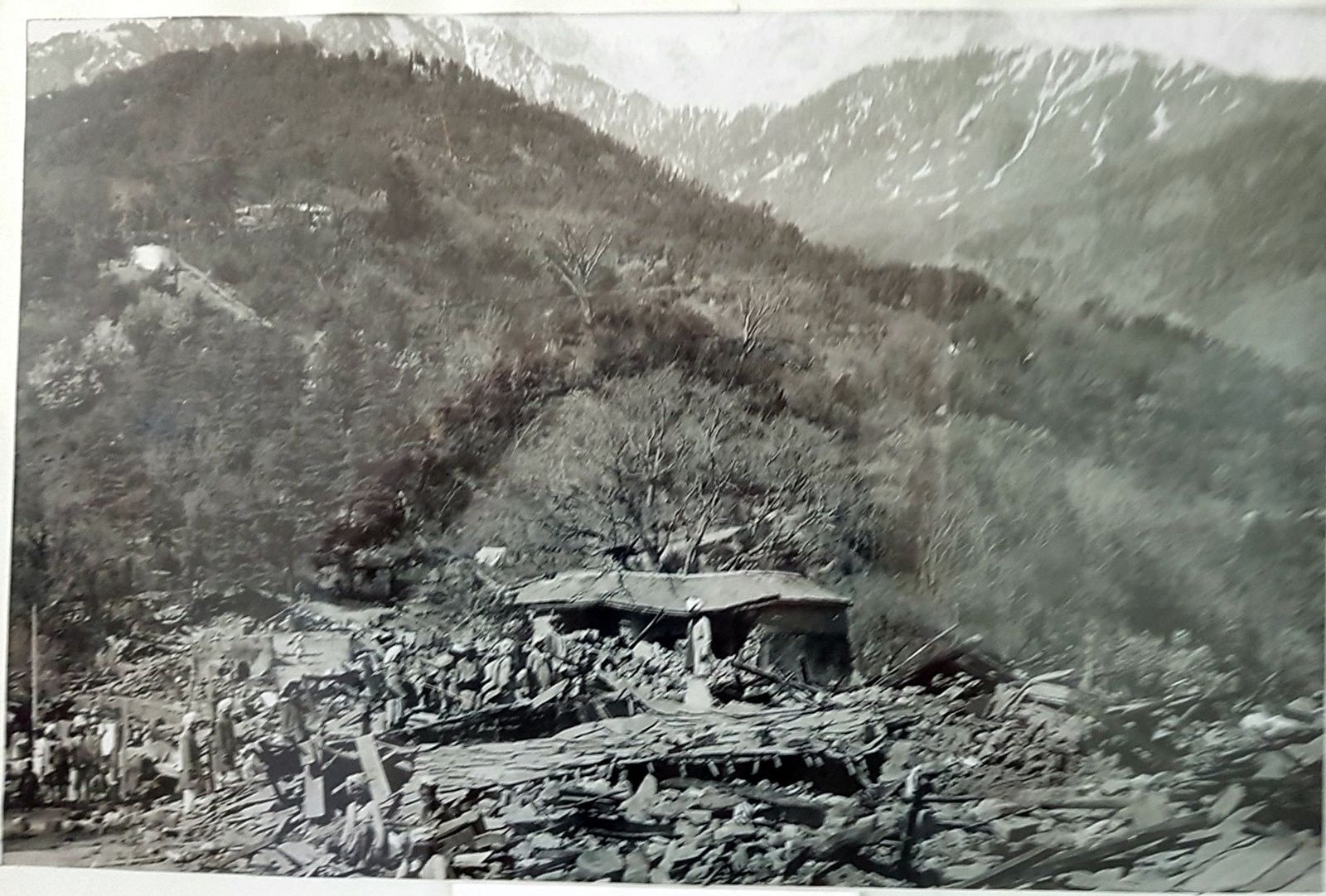 1905 depreminde yıkılan Kotwali Çarşısı, Dharamsala