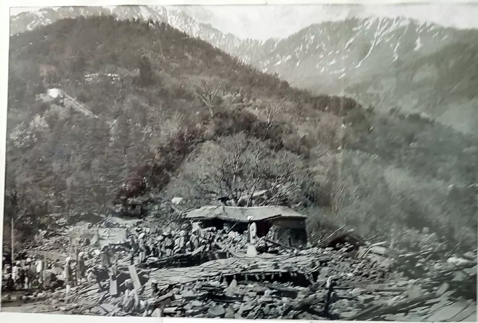 1905 depreminde yıkılan Kotwali Çarşısı, Dharamsala