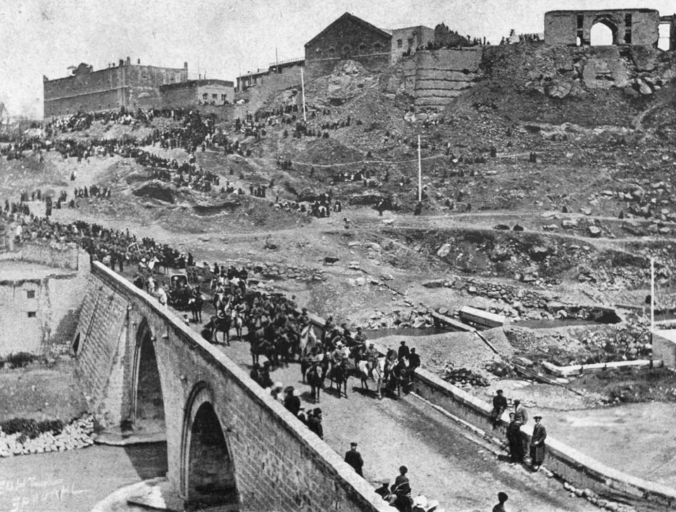 Erivan'daki Kırmızı Köprü