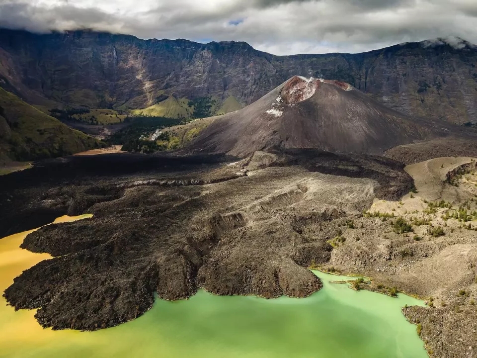 Rinjani yanardağı ve Segara Anak gölü