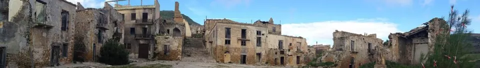 Terk edilmiş eski Poggioreale kasabasının yıkıntıları