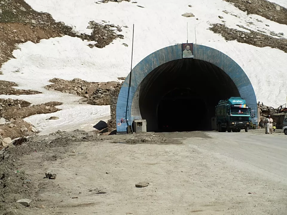 Salang Tüneli girişi