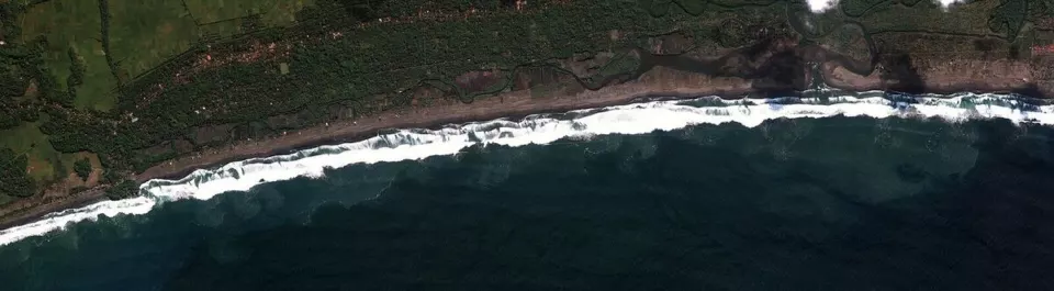 Pangandaran kıyısının tsunami sonrası uydu görüntüsü