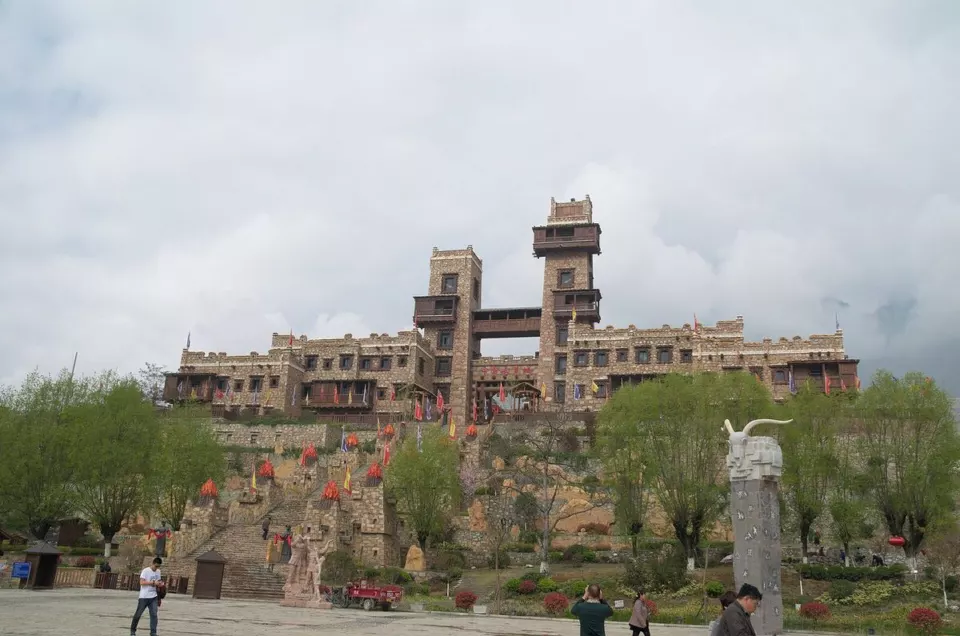 Mao İlçesi'nde Qiang tarzı taş yapılar