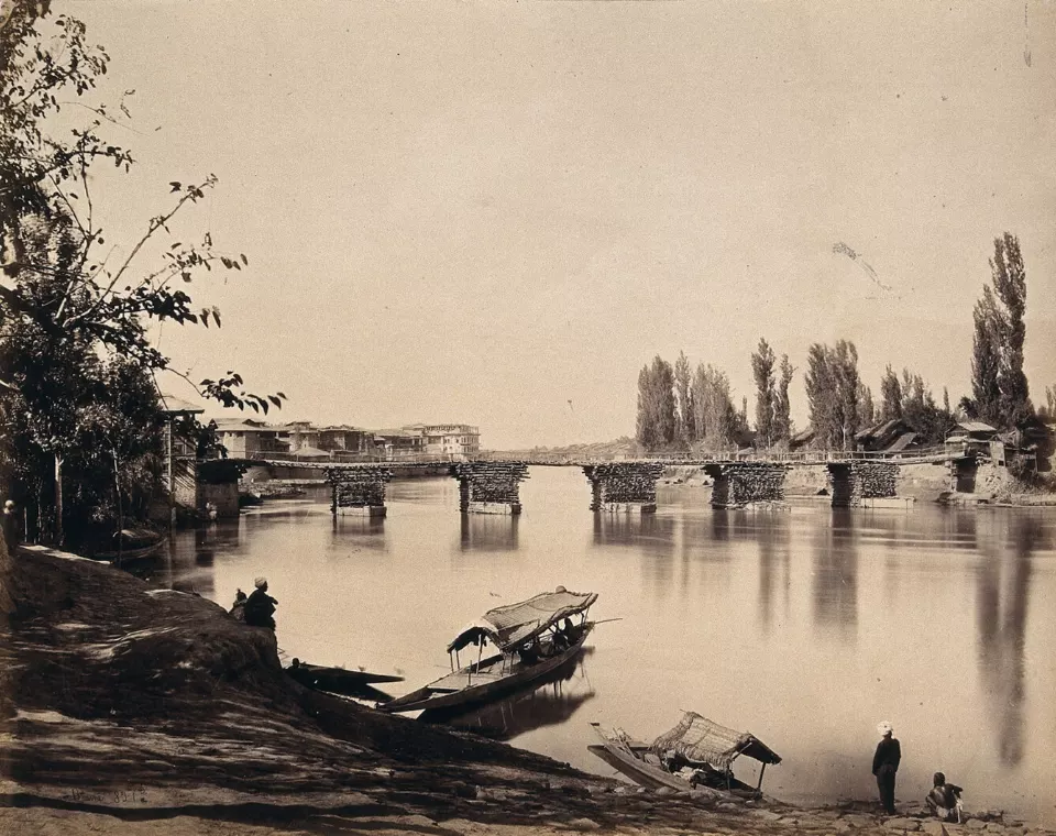 Srinagar'da Jhelum Nehri üzerindeki köprü ve mihrace sarayı