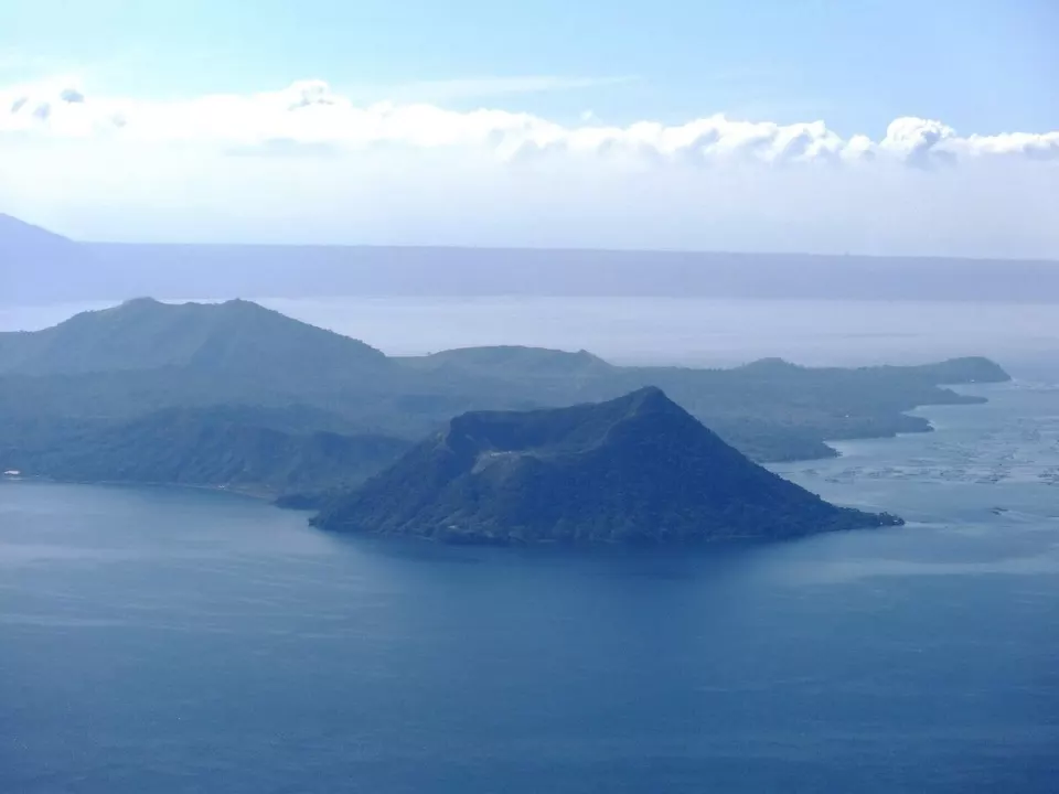 Taal Gölü ve Yanardağ Adası