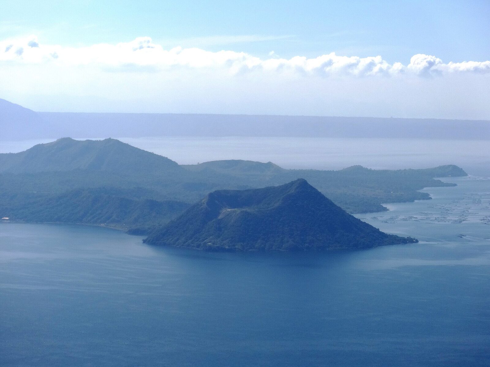 Taal Gölü ve Yanardağ Adası