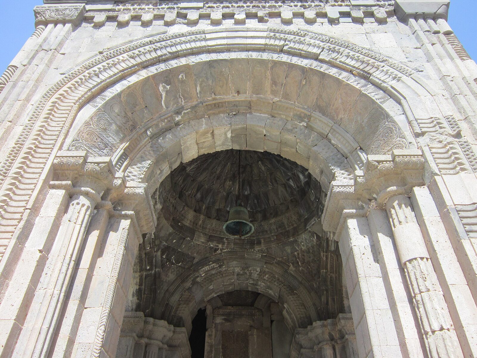 Tatev Manastırı'nın yarım kalmış çan kulesi