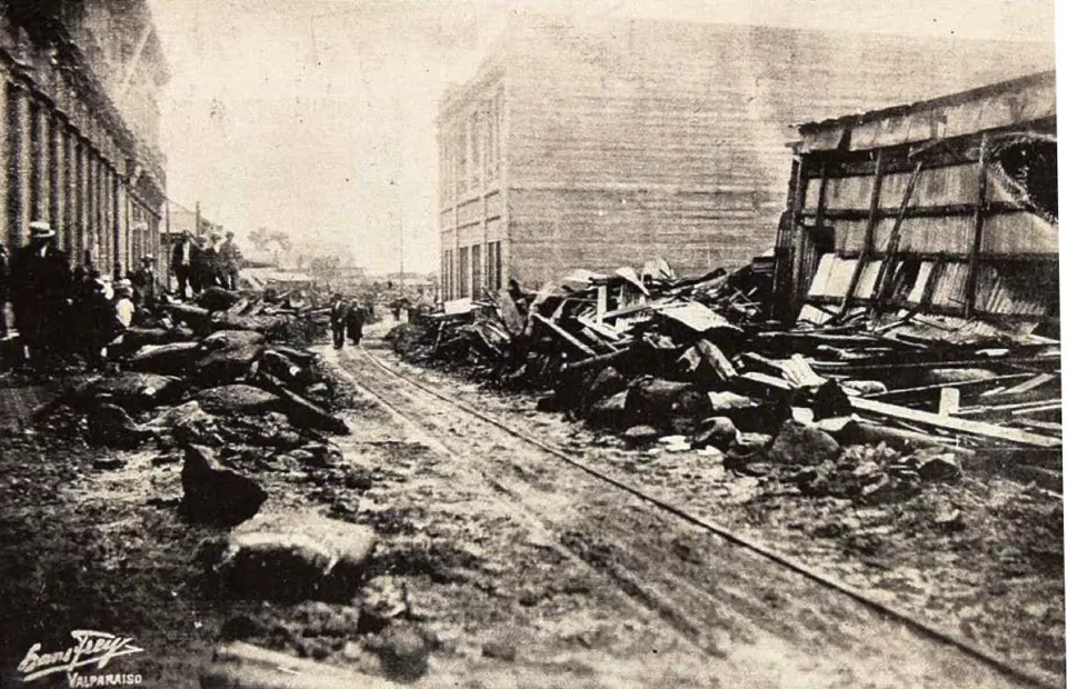 1922 tsunamisinden sonra Coquimbo'da yıkılmış bir sokak