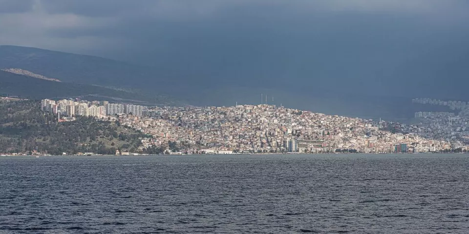 Bayraklı'nın uzaktan görünümü