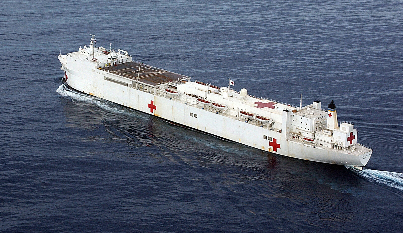 Nias açıklarında beyaz hastane gemisi USNS Mercy