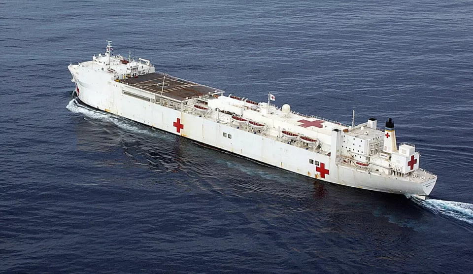 Nias açıklarında beyaz hastane gemisi USNS Mercy