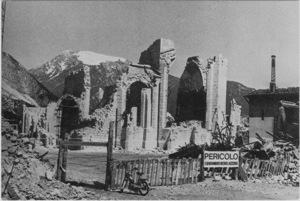Eylül 1976 sarsıntılarından sonra Venzone katedralinin yıkıntısı
