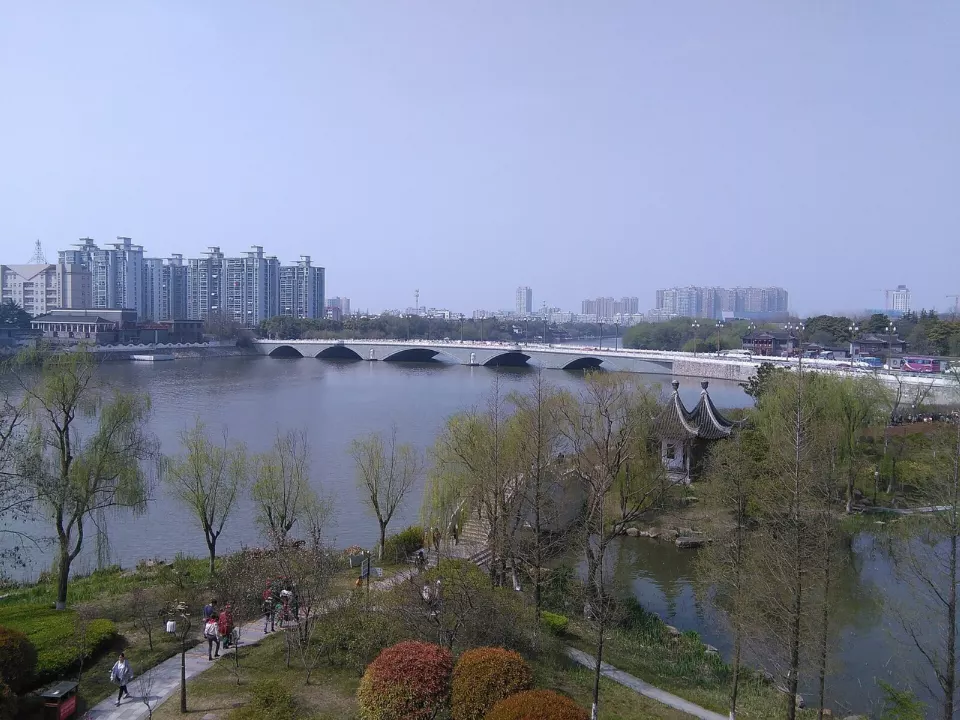 Taizhou'da bir parktan şehir görünümü