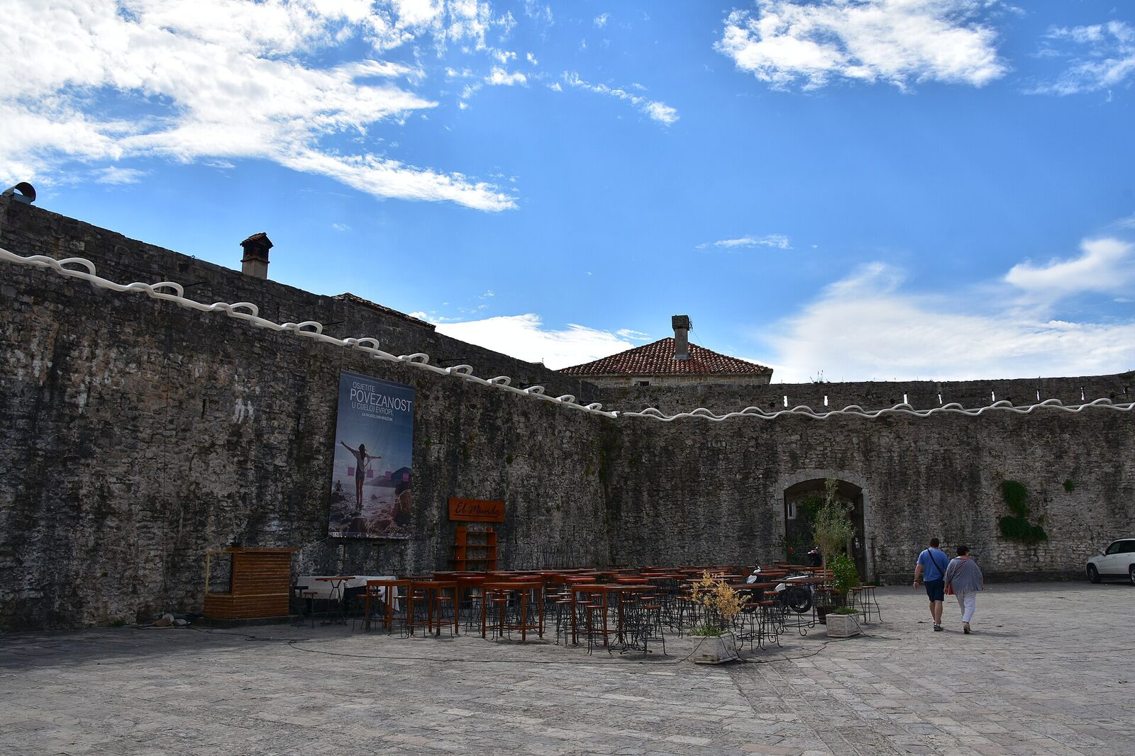 Budva eski şehrinin surları