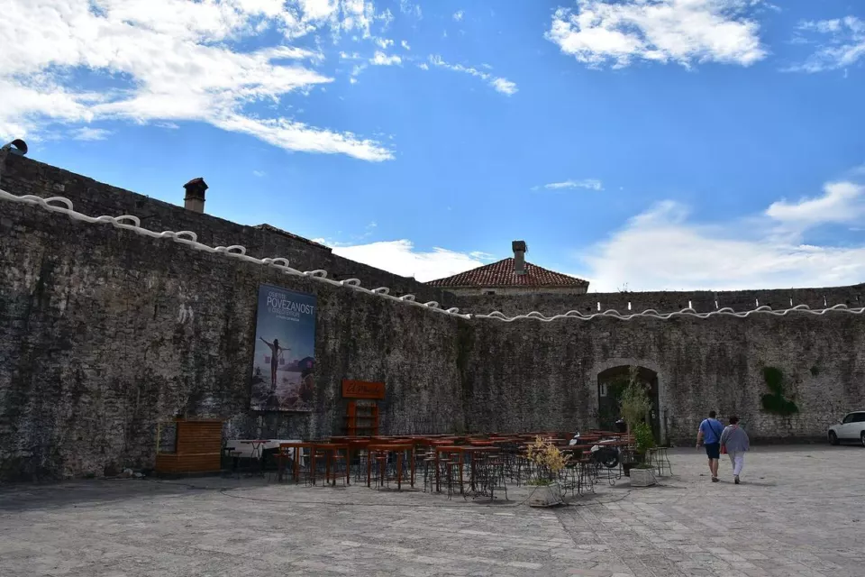 Budva eski şehrinin surları